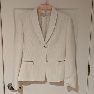 Skirt suit including skirt and jacket